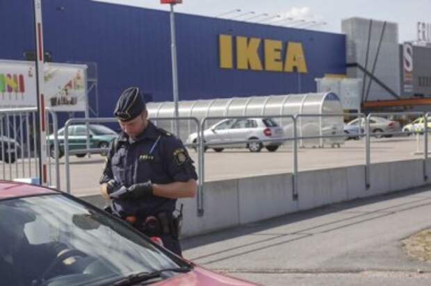 В магазине IKEA в Швеции мужчина зарезал двух человек В магазине IKEA в Швеции мужчина зарезал двух человек