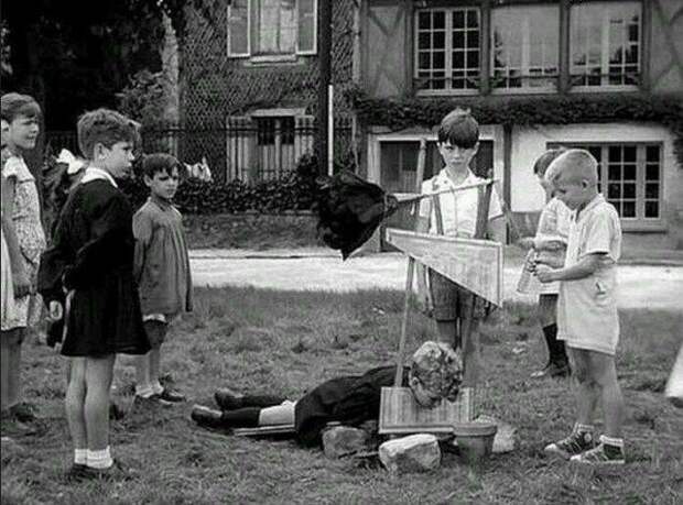 Дети во время некой игры понарошку казнят преступника. Франция, 1959 год история, ретро, фотографии