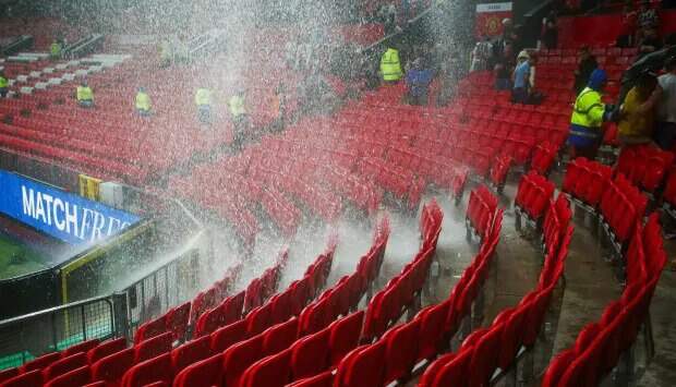 На «Олд Траффорд» протекла крыша из-за сильного ливня после матча «МЮ» с «Арсеналом»