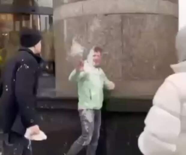 Военкор Кирилл Имашев облил кефиром Якеменко. Скрин видео.