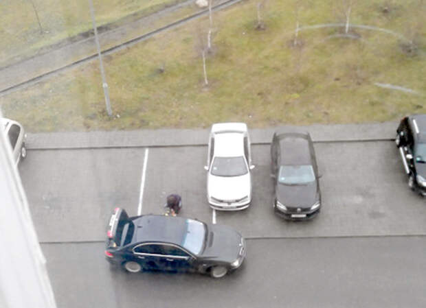 Владелец BMW решил "застолбить" персональное парковочное место во дворе Владелец BMW решил "застолбить" персональное парковочное место во дворе bmw, parking, парковка, парковочное место