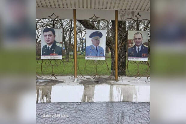 В Ейске облили жидкостью фотографии Героев России на Доске почета