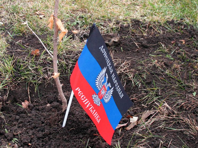 В Донецке заложили Аллею народного единства