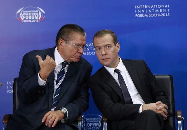 Министр экономического развития РФ Алексей Улюкаев и премьер-министр РФ Дмитрий Медведев во время мозгового штурма "Инвестиционный климат на местах. Секреты успеха" в рамках XIV Международного инвестиционного форума "Сочи-2015", 2 октября