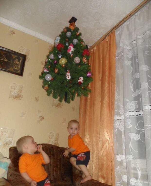 как наряжают елку в доме с детьми или кошками