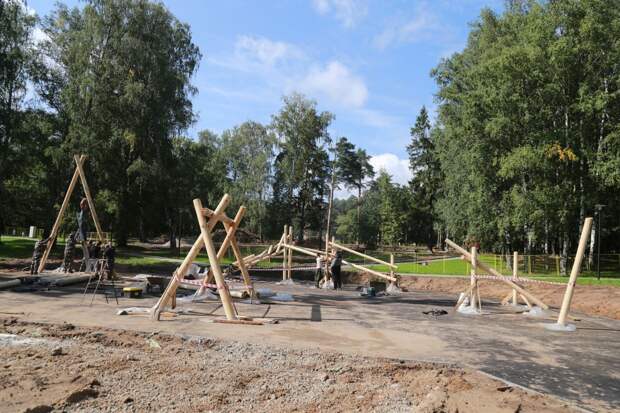 В Берёзовой роще в Ижевске начали строить игровые комплексы для детей