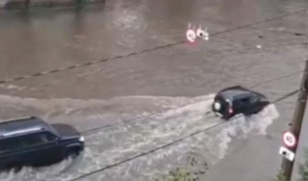 Трамваи плывут: проспект Ленина ушел под воду в Нижнем Тагиле