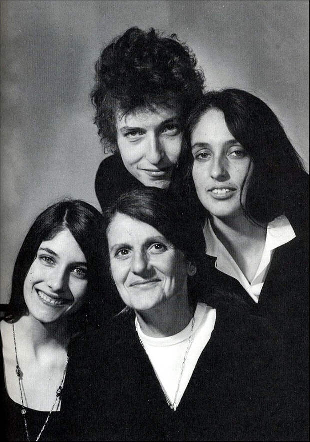1042 Боб Дилан, Джоан Баэз и Мими и их мать, 1965.jpg