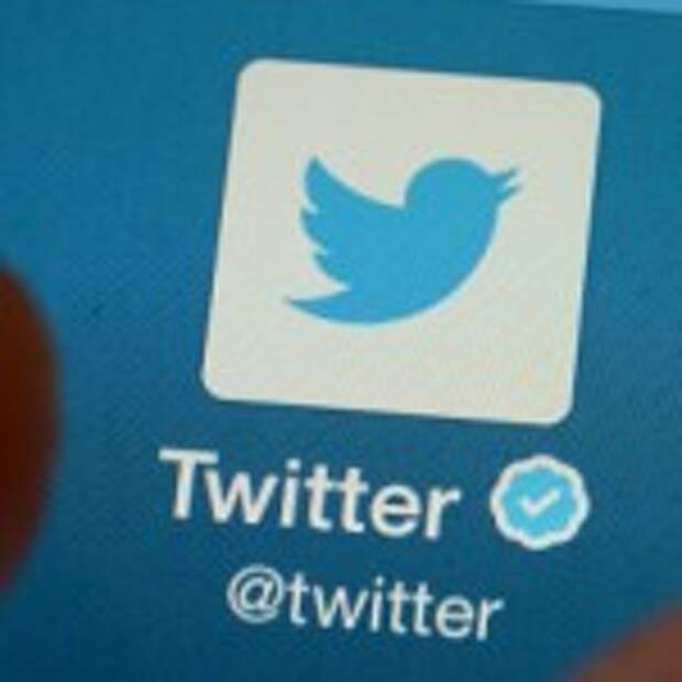 A photo taken in the western French city of Rennes on November 7, 2013 shows an official Twitter account on a smartphone. Twitter will make its Wall Street debut on November 7 with a price tag of 26 US dollars per share, bidding to raise up to 2.1 billion US dollars in the most eagerly awaited stock offering since Facebook. A tweet from the company said it would offer 70 million shares on the New York Stock Exchange, generating 1.82 billion US dollars, and give underwriters a 30-day option to purchase an additional 10.5 million shares of common stock.  AFP PHOTO / DAMIEN MEYER        (Photo credit should read DAMIEN MEYER/AFP/Getty Images)