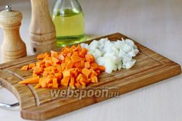 Лук и морковь нарезать кубиком.