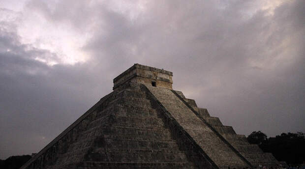 Матрешка индейцев Оказалось, что вся пирамида выстроена по принципу русской матрешки. Крупнейшая из трех (она была построена между 1050 и 1300 до н.э. ) представляет собой лишь некую прелюдию к настоящей тайне. Второе строение археологи датируют 800-1000 годами до н.э. Третье, самое меньшее, построено между 550 и 800 годами до н.э. Эта тайная пирамида относится к вершине классического периода цивилизации майя.