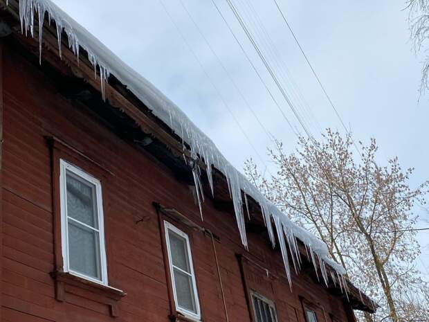 В центре Иванова на женщину рухнул лед с крыши