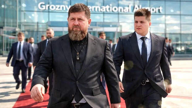 Адам Кадыров появился на публике без наград, но с пистолетом