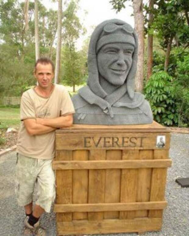 Иван Ловатт со своей скульптурой из сетки-рабицы