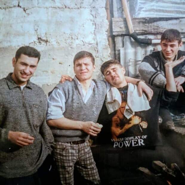 Еще покупали одежду на вырост, на несколько лет вперед, отстояв в огромной очереди Еще покупали одежду на вырост, на несколько лет вперед, отстояв в огромной очереди