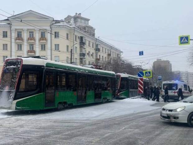 76-летний мужчина попал под трамвайный вагон в центре Челябинска