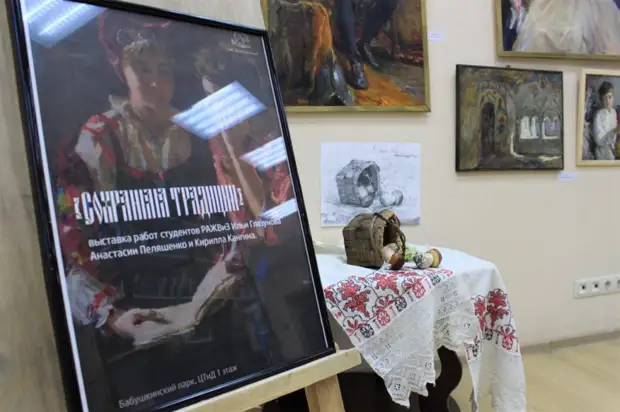 Картины в стиле русской школы живописи выставлены в центре творчества Бабушкинского парка
