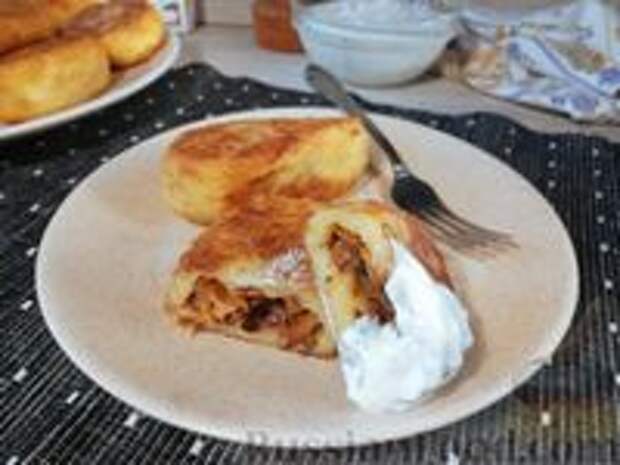 Фото к рецепту: Жареные картофельные пирожки с лесными грибами