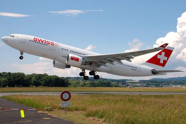Swiss International Air Lines была образована в 2002 году из остатков обанкротившейся Swissair. В 2007 году авиакомпания вошла в состав немецкого концерна Lufthansa. Швейцарцы не имели ни одной катастрофы в истории.