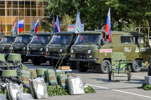 На фото: во время передачи военным медикам автомобилей УАЗ "Буханка", полностью укомплектованных для спасения раненных и оснащенных системами РЭБ.