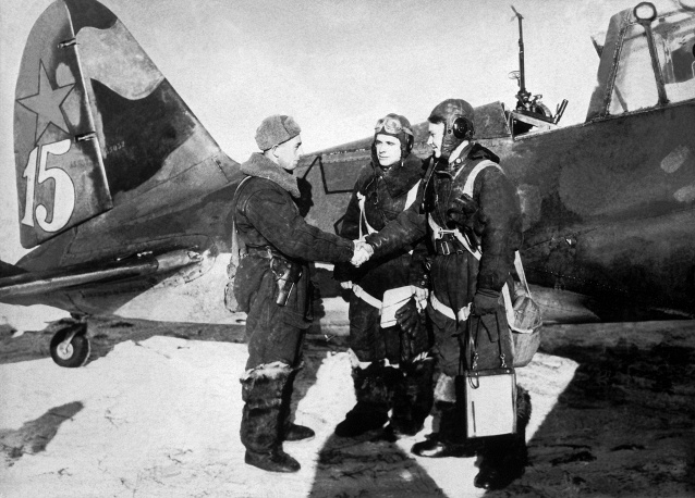 В период с 1939 по 1941 годы было построено более 800 ближних бомбардировщиков Су-2 и его глубокой модификации Су-4. На фото: Южный фронт. Комиссар эскадрильи З.Лещинер (слева) поздравляет с успешным выполнением боевого задания членов экипажа бомбардировщика Су-2 Павла Землякова и Григория Сивкова. 1941 год