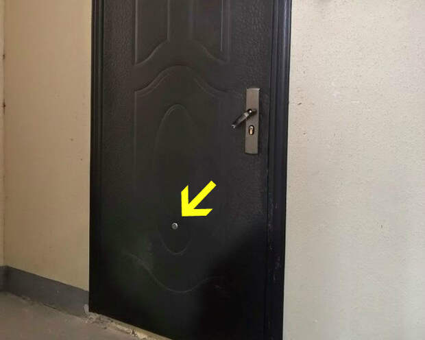 Что-то с этой дверью не так... | Фото: Тролльно.