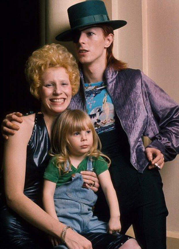 1051 David Bowie с своей первой женой и дочкой.jpg