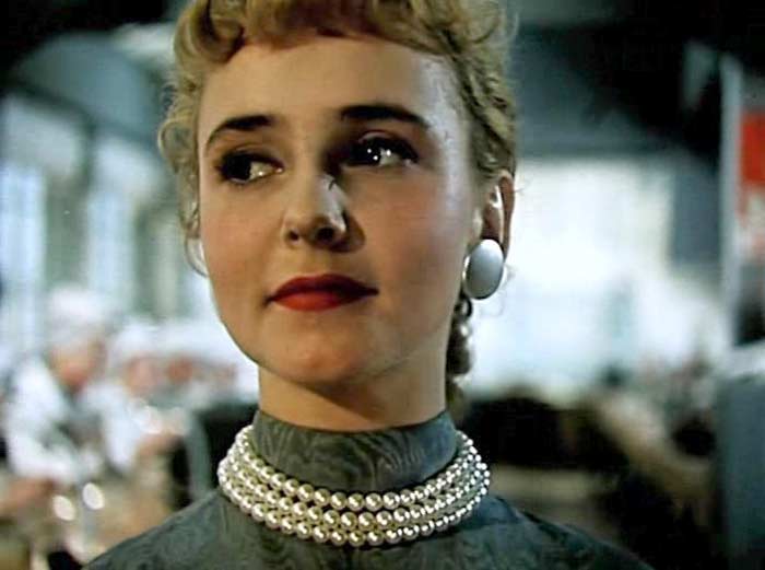 Людмила Крылова в фильме *Сверстницы*, 1959 | Фото: kino-teatr.ru Людмила Крылова в фильме *Сверстницы*, 1959 | Фото: kino-teatr.ru