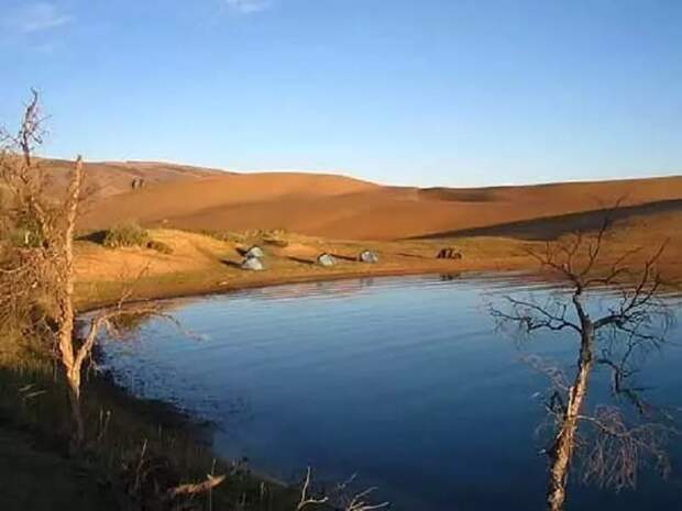 8. Это удаленное озеро в глубине пустыни, окаймленное песчаными дюнами, находится в Хара-Нур, Монголия.