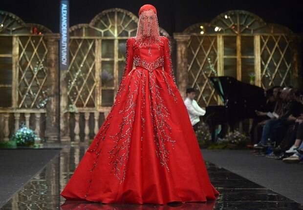 Модель демонстрирует одежду из новой коллекции дизайнера Александра Арутюнова.