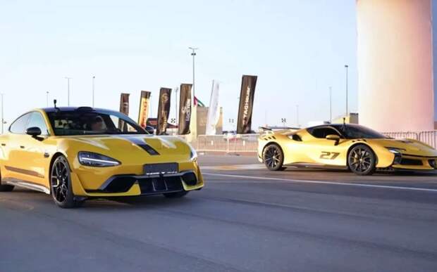 Этот китайский электроседан обошел суперкар Ferrari в заезде на скользкой трассе