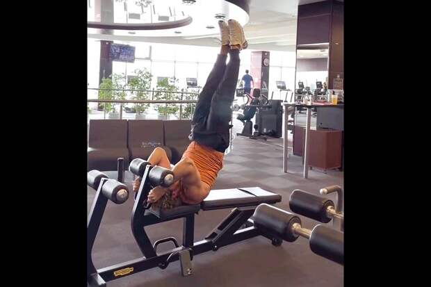 Видео с тренировки Галкина оценили в сети фразой «у него либо огромные яйца, либо колбаса»