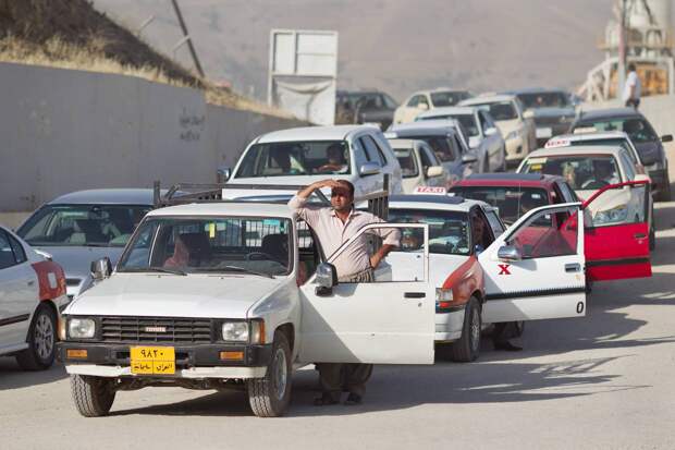 Многочасовые очереди скопились к заправкам на севере Ирака из-за дефицита бензина