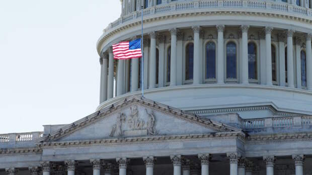 Трамп распорядился приспустить флаги в США в связи со смертью папы римского Франциска