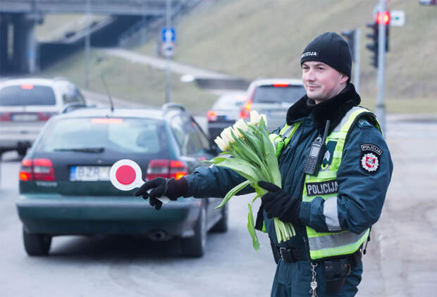 lithuanian-police-officers-give-flowers-international-womens-day-16
