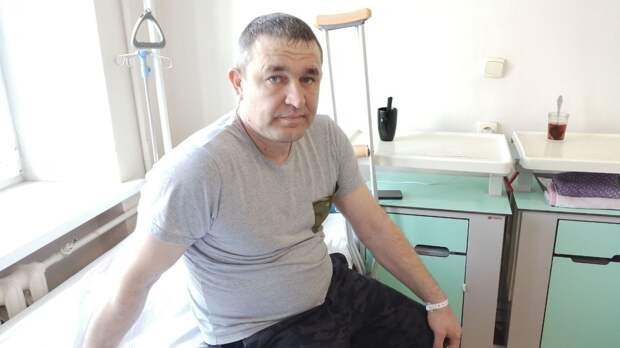 Ходил 30 лет на прямой ноге: врачи в Челябинске разъединили пациенту сросшиеся кости
