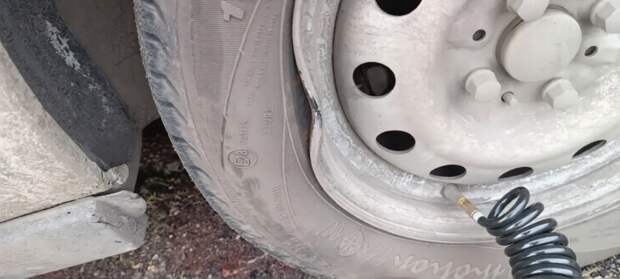 чуть не лишился колеса из-за глубокой ямы на Макшоссе