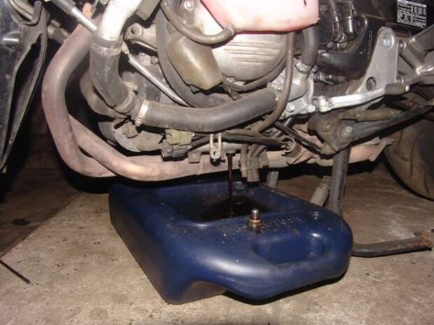 Слив старого масла в мотоцикле.