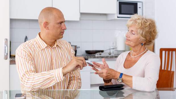 «Ты испортила мне детство»: что делать, если взрослый ребенок просит денег, но при этом винит во всех неудачах