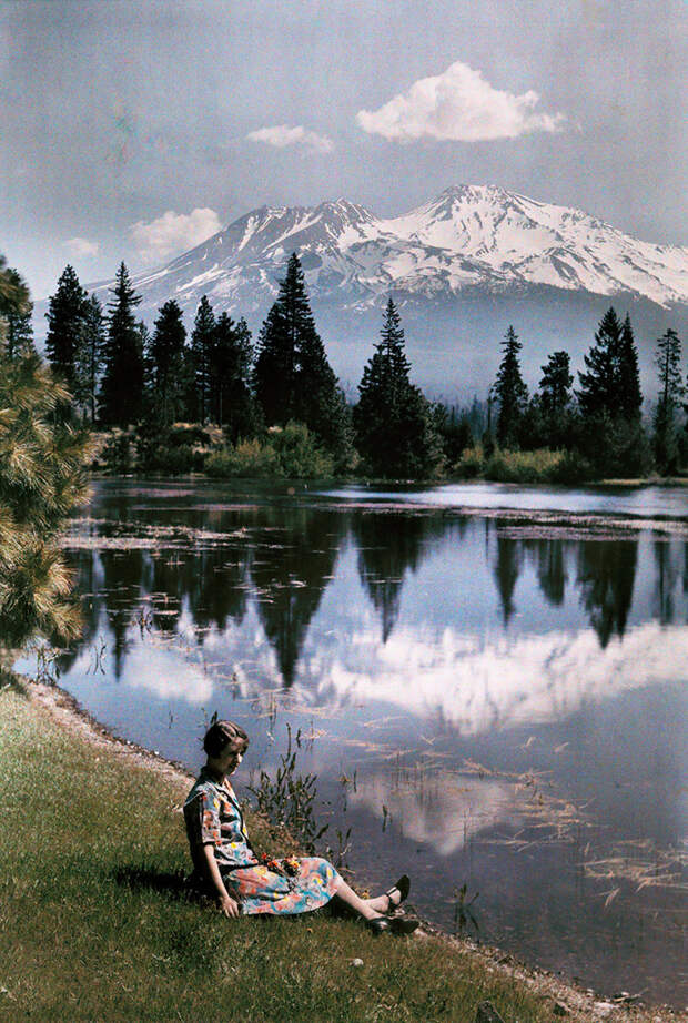 56. Девушка сидит на берегу озера на фоне заснеженных гор. Калифорния, 1929 national geographic, история, природа, фотография