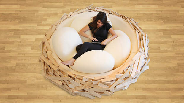 кровать в форме гигантского гнезда с подушками-яичками (5)