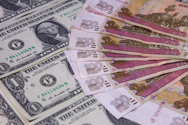 ЦБ понизил курсы доллара, евро и юаня на 15 мая