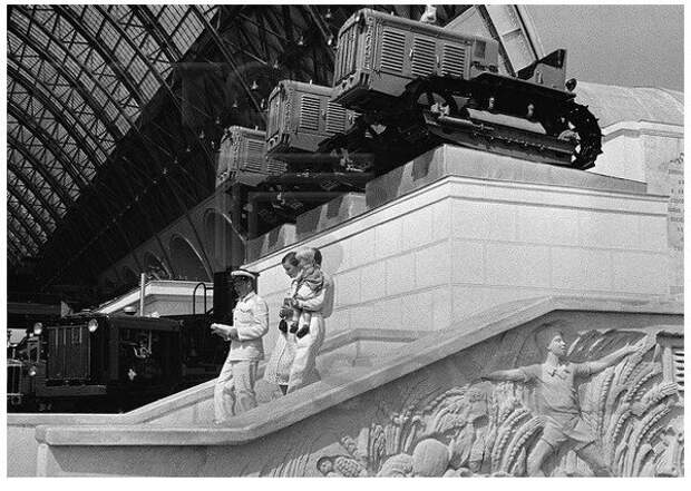 Трактор Сталинец, павильон Механизация и электрификация сельского хозяйства СССР, 1939 г. Автор фото: Марков-Гринберг Марк