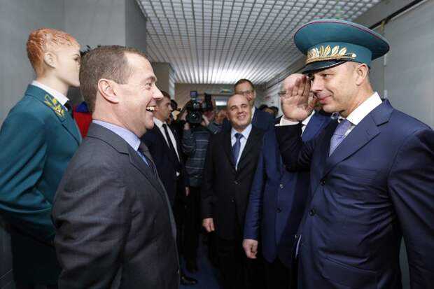Премьер-министр России Дмитрий Медведев, министр финансов РФ Антон Силуанов, руководитель Федеральной налоговой службы (ФНС) Михаил Мишустин во время посещения центра обработки данных №1 ФНС РФ в Городце, 7 декабря 