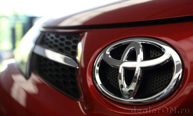 Логотип на радиаторной решетке Toyota (Тойота)