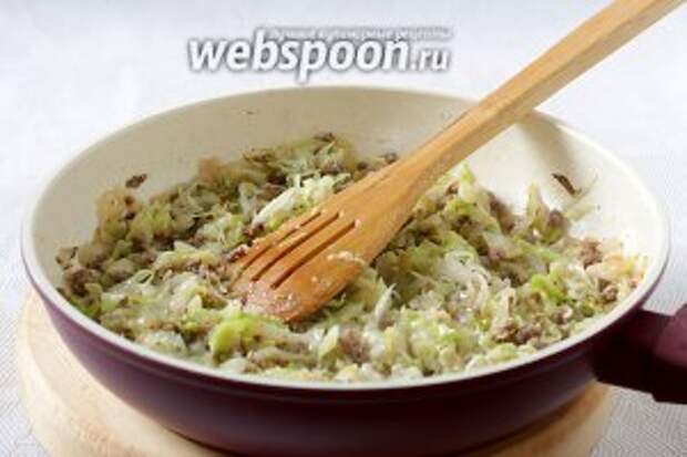 Должна получиться сочная и очень вкусная начинка. Переложить её на тарелку для быстрого остывания и полностью остудить.