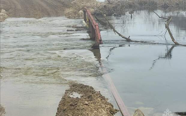 В деревне Серебрянь Михайловского района подтопило участок дороги