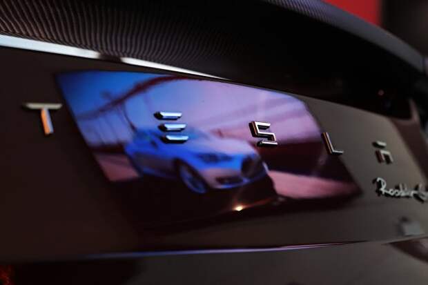 Глава совета директоров Tesla продала акции компании