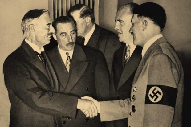 За руку с Гитлером здоровались вожди Запада. А виноват Сталин?