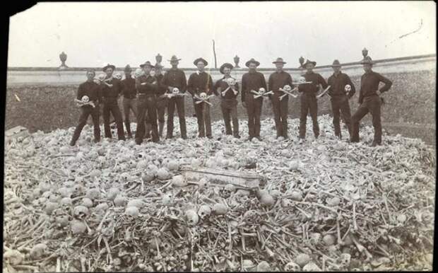 Американские солдаты позируют на куче костей, которая насчитывает порядка 200 тысяч останков. Ок. 1899 г.